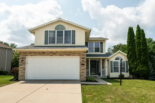 2304 Brookstone Ln, Waukesha, WI 53188