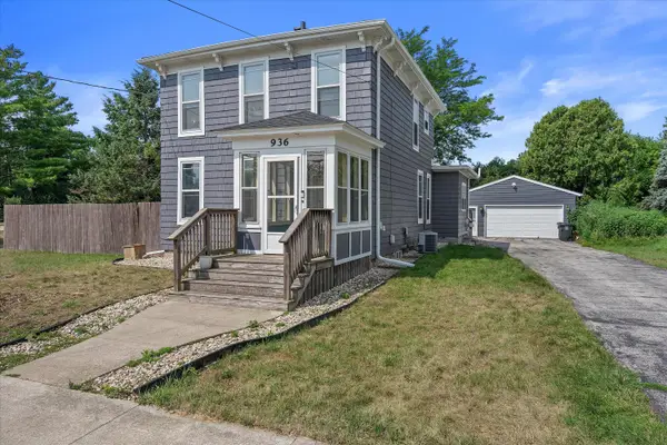 936 S Silver Lake St, Oconomowoc, WI 53066