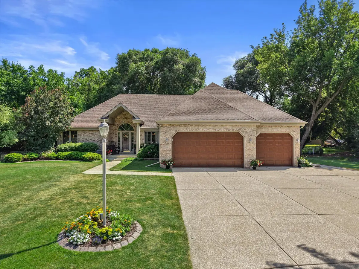 11221 W Drake Ln, Franklin, WI 53132 - #1