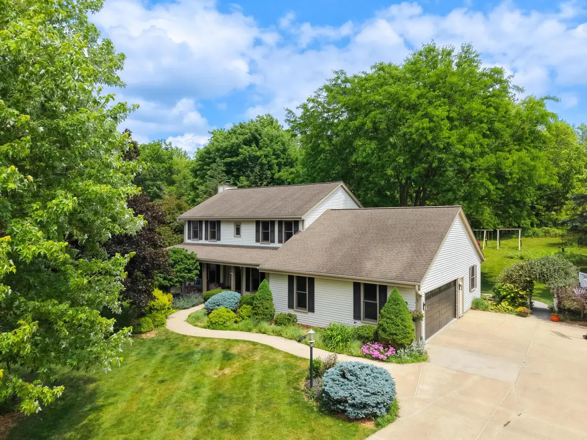952 Greenway Ter, Hartland, WI 53029 - #1