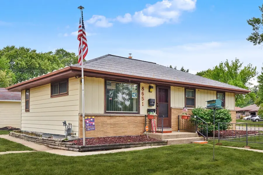 8651 W Crossfield Ave, Milwaukee, WI 53225 - #2