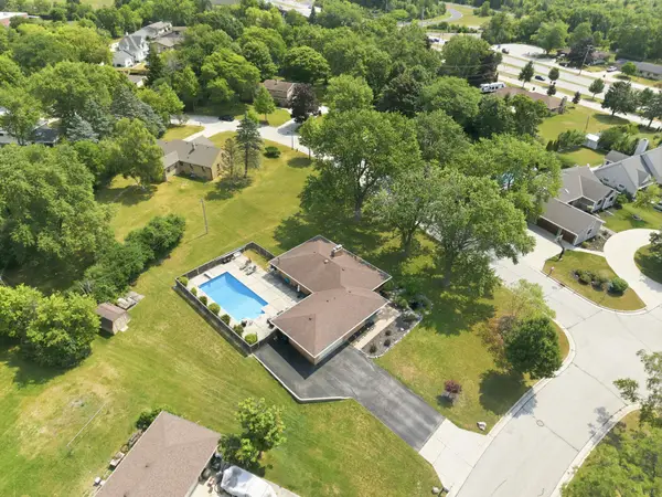10400 W Pallottine Dr, Greenfield, WI 53228
