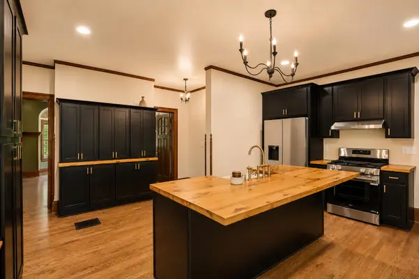 6789 N Elm Tree Rd, Glendale, WI 53217