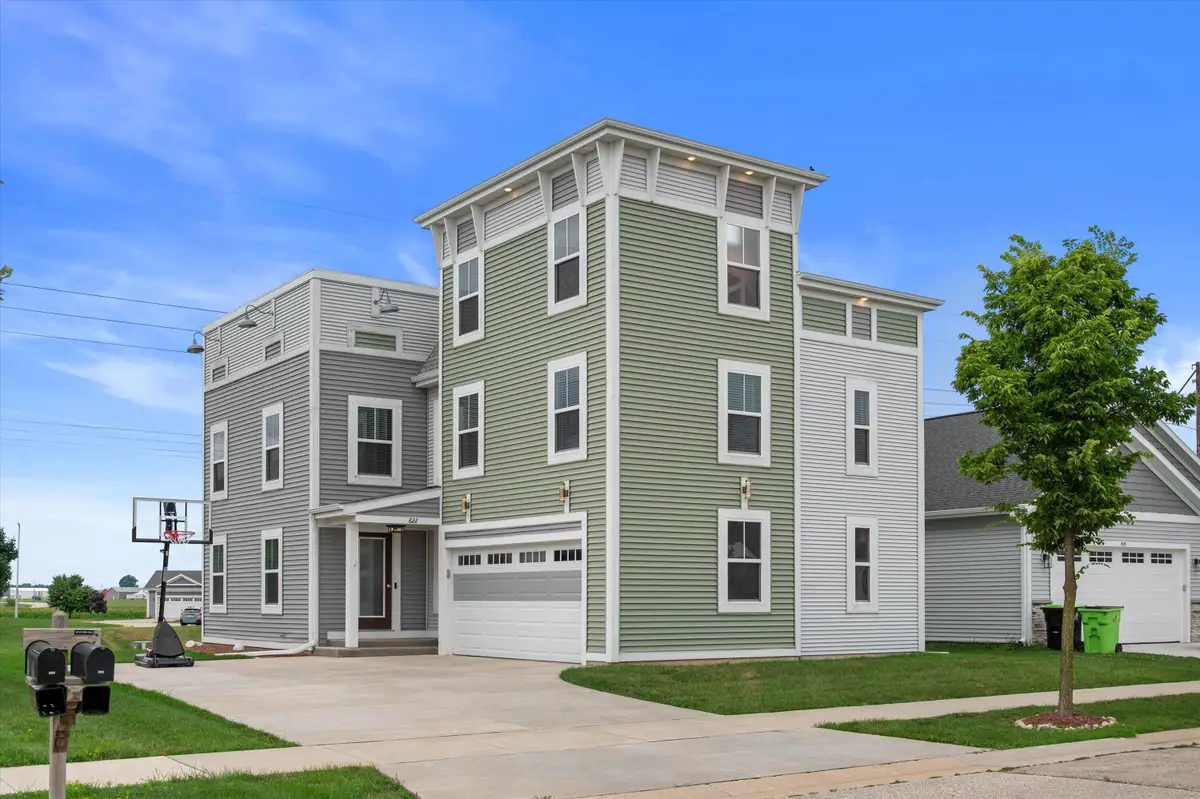 822 S Skypark Dr, Hartford, WI 53027 - #1
