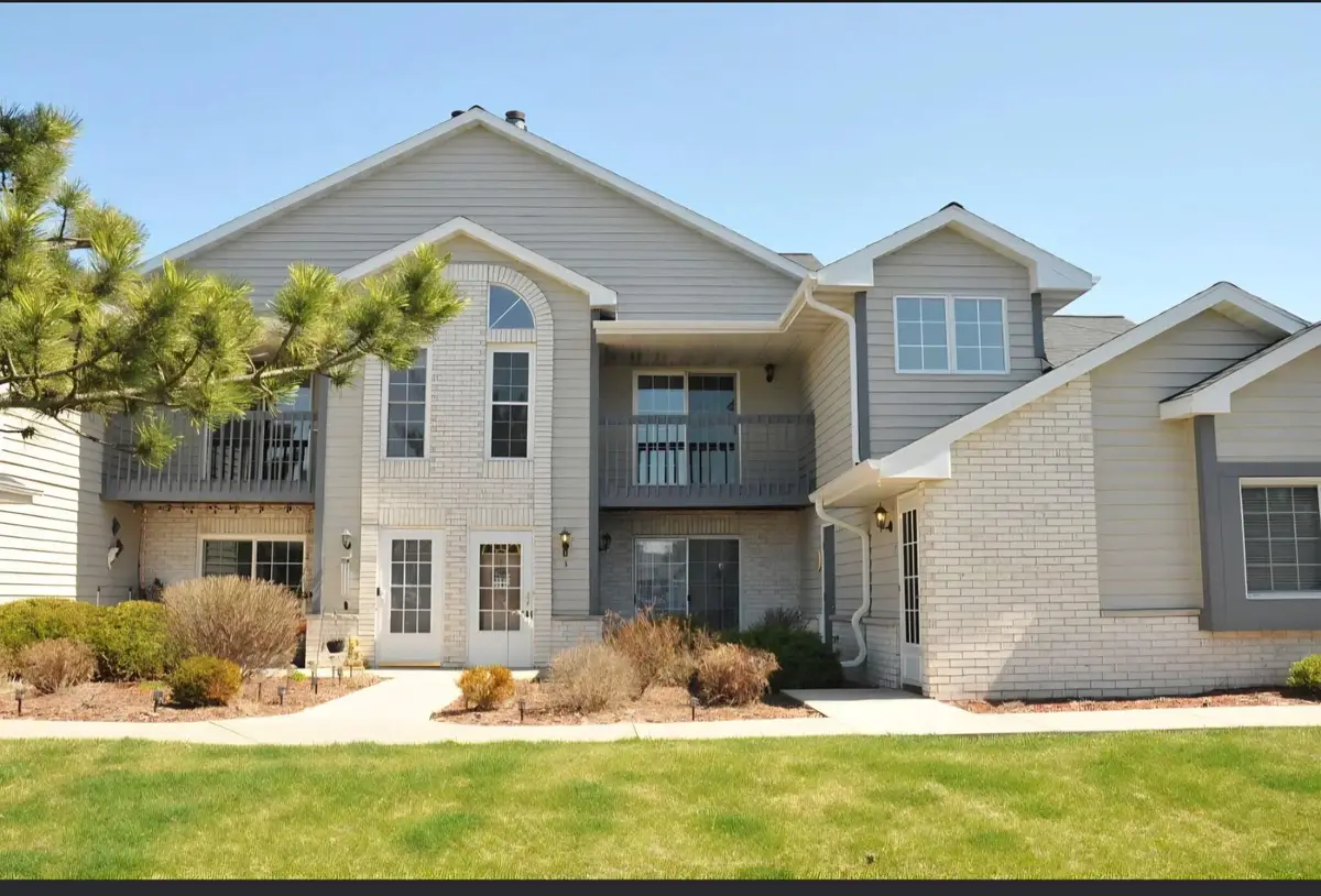 W240N2566 E Parkway Meadow Cir, Pewaukee, WI 53072 - #1