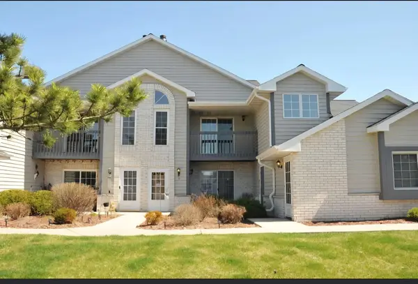 W240N2566 E Parkway Meadow Cir, Pewaukee, WI 53072