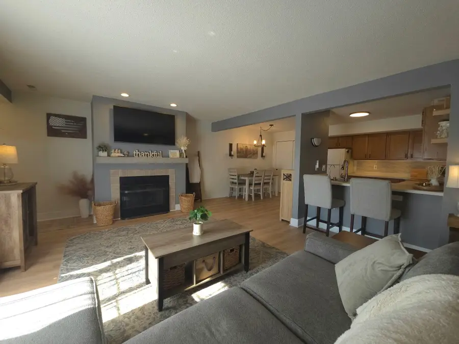 W240N2566 E Parkway Meadow Cir, Pewaukee, WI 53072 - #2