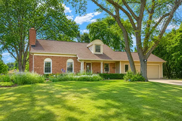 427 Susan Ln, Thiensville, WI 53092