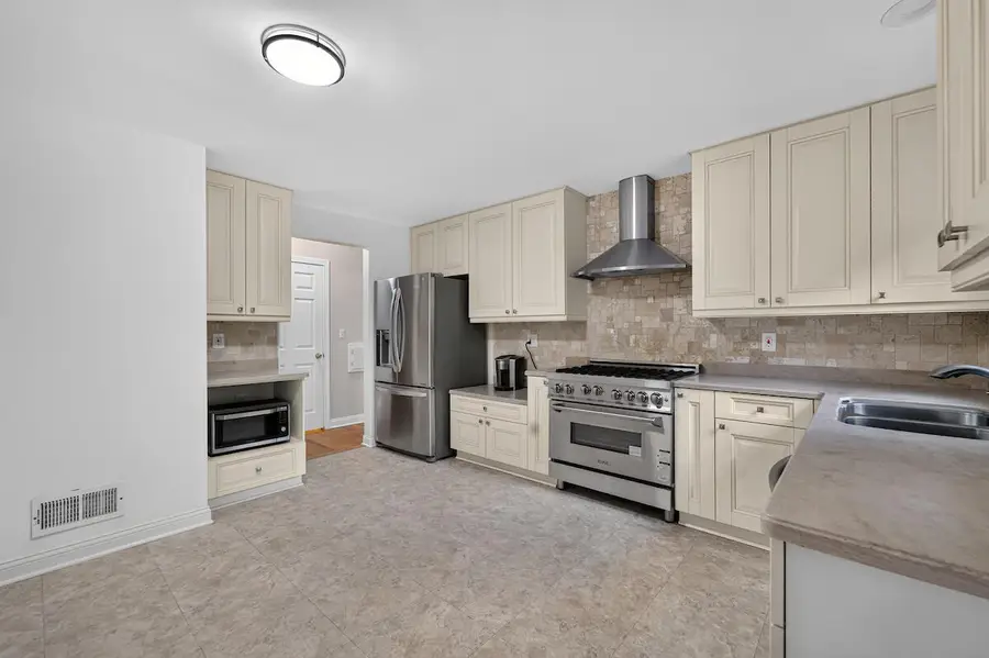 427 Susan Ln, Thiensville, WI 53092 - #3