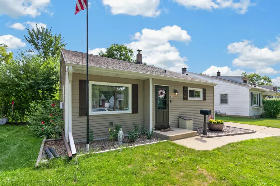 8036 W Scranton Pl, Milwaukee, WI 53218 - #3
