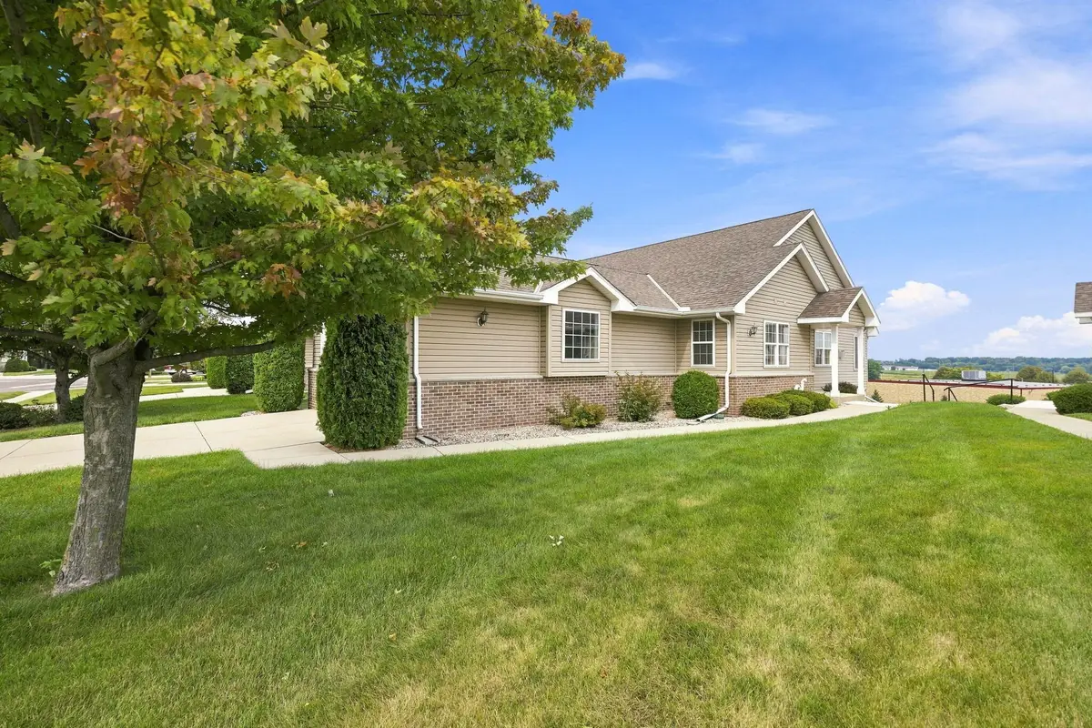 118 Summit Ct, Columbus, WI 53925 - #1