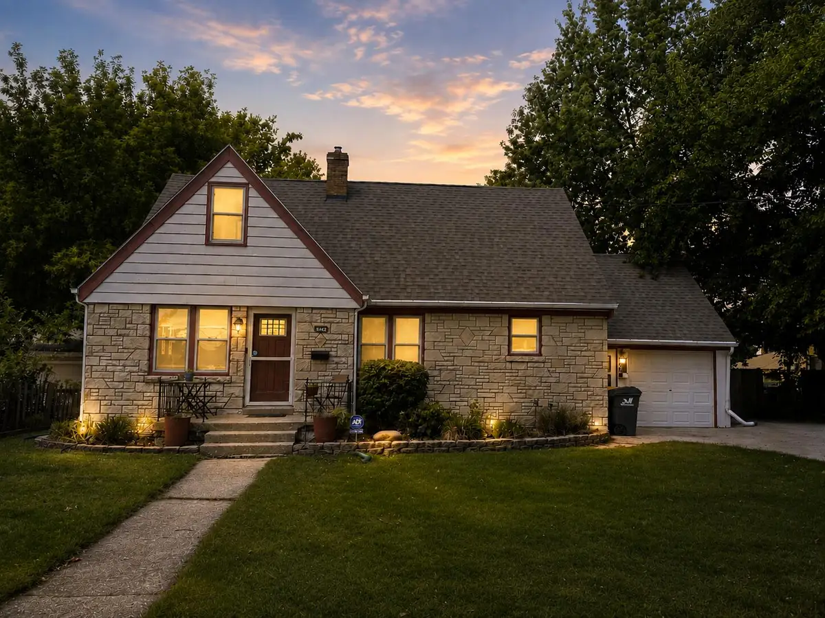 602 E College Ave, Waukesha, WI 53186 - #1