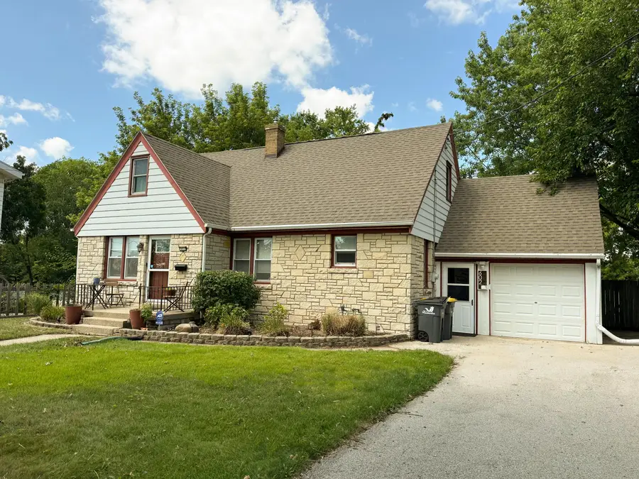 602 E College Ave, Waukesha, WI 53186 - #3