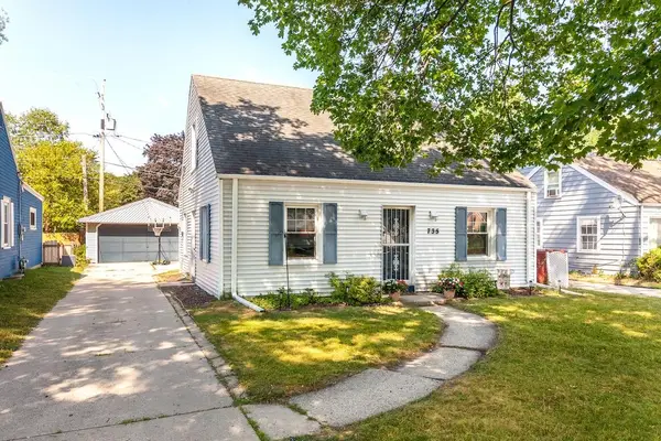 735 N 112th St, Wauwatosa, WI 53226