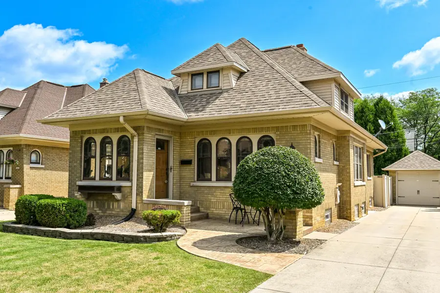 2454 Lefeber Ave, Wauwatosa, WI 53213 - #2