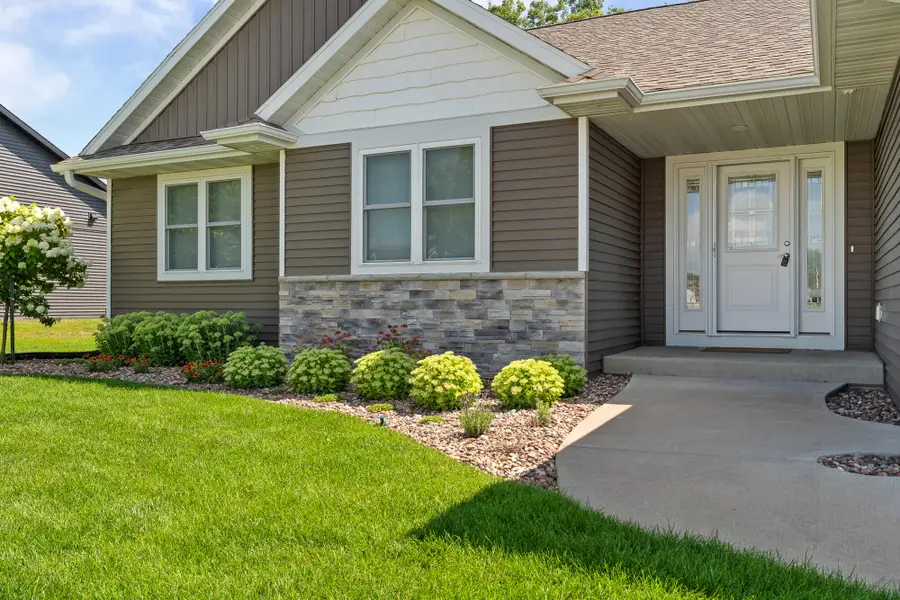 1315 Bridger Dr, Holmen, WI 54636 - #2