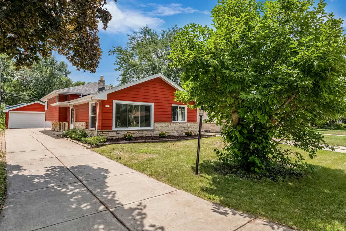9821 W Grantosa Dr, Wauwatosa, WI 53222 - #1