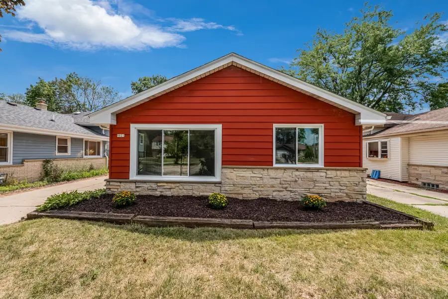 9821 W Grantosa Dr, Wauwatosa, WI 53222 - #2