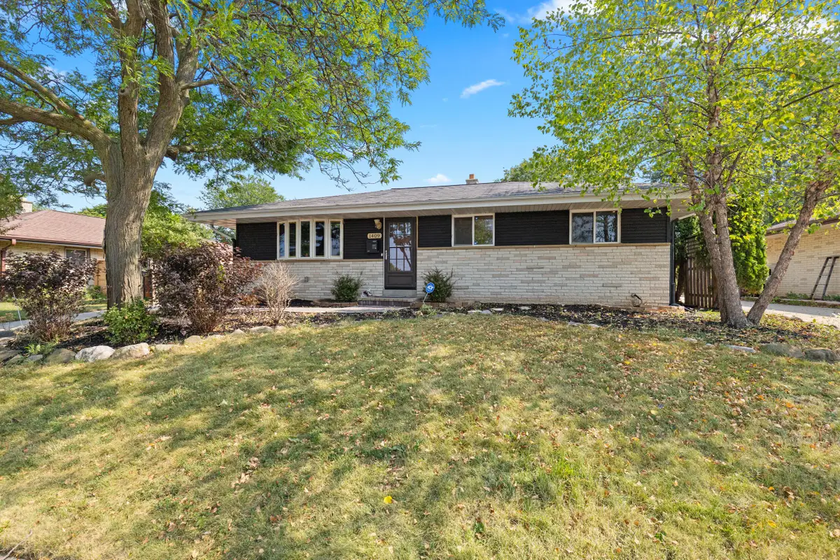 1409 W Wanda Ave, Milwaukee, WI 53221 - #1