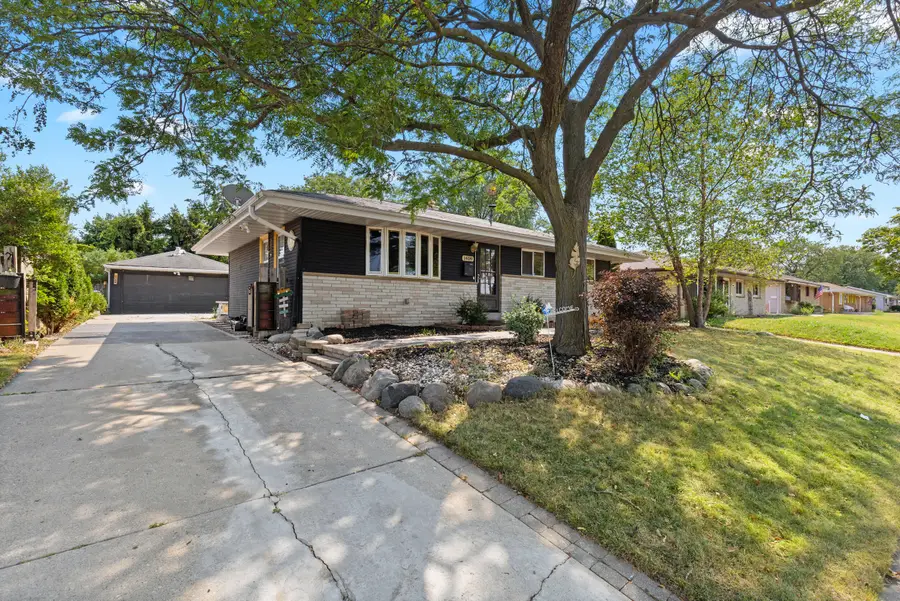 1409 W Wanda Ave, Milwaukee, WI 53221 - #2