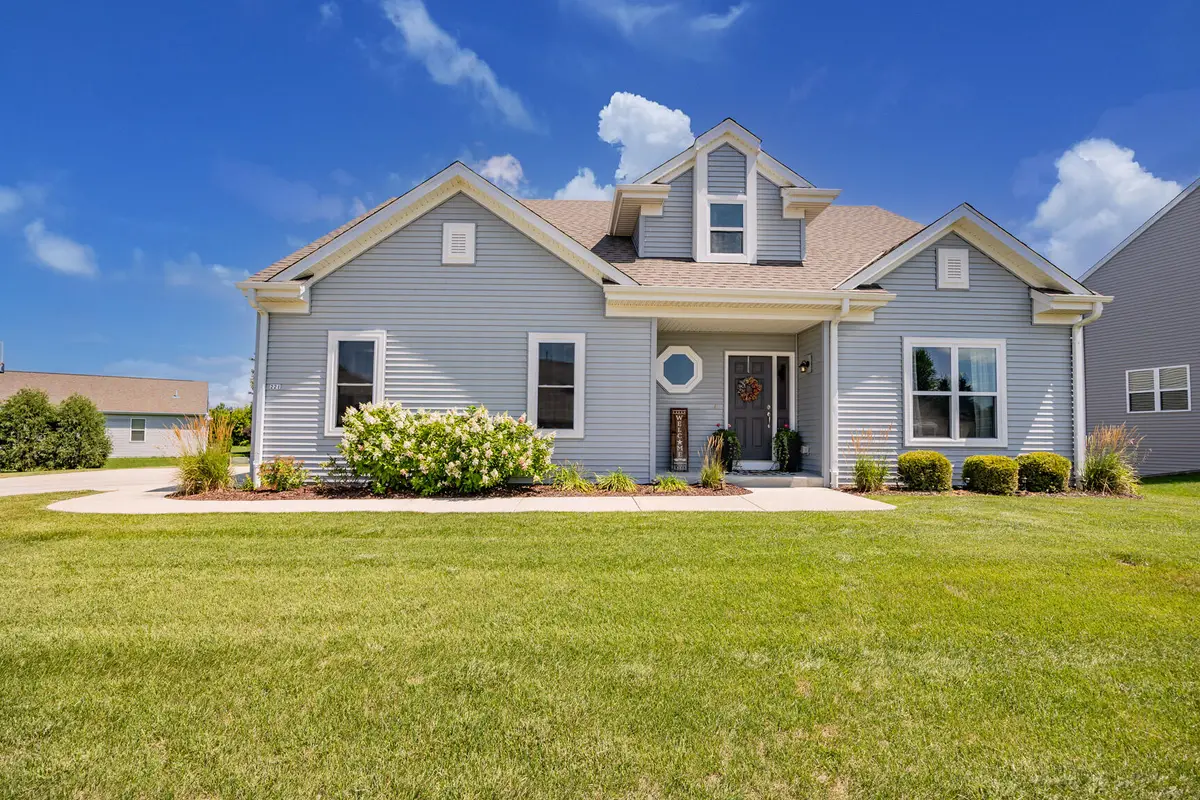 221 Arbor Point Ave, West Bend, WI 53095 - #1