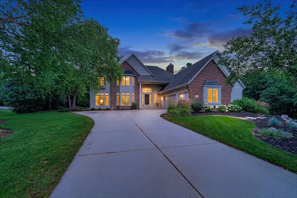 W162N7406 Tamarack Trl, Menomonee Falls, WI 53051