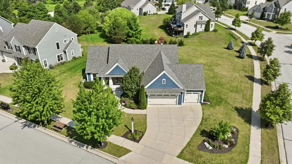1724 Moccasin Trl, Waukesha, WI 53189 - #1