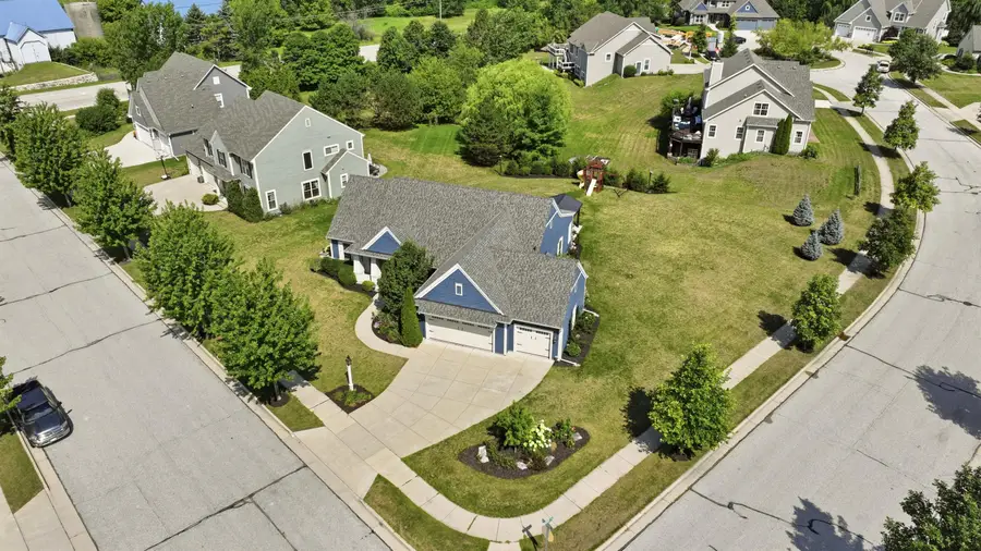 1724 Moccasin Trl, Waukesha, WI 53189 - #2