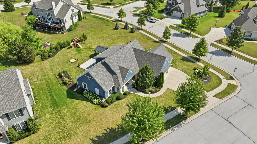 1724 Moccasin Trl, Waukesha, WI 53189 - #3