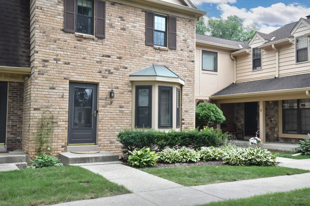 384 Willow Grove Dr, Pewaukee, WI 53072 - #1