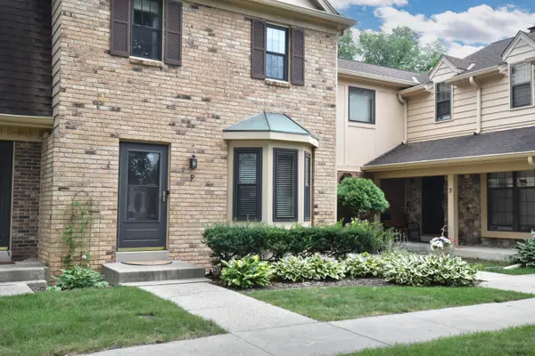 384 Willow Grove Dr, Pewaukee, WI 53072