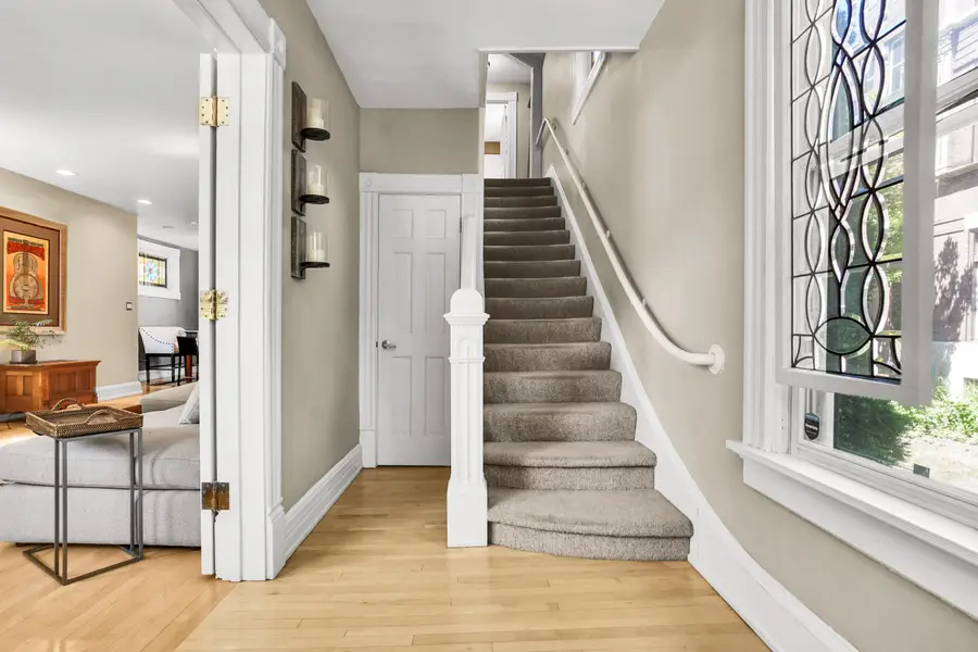 1323 N Astor St, Milwaukee, WI 53202 - #2