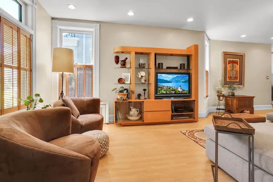 1323 N Astor St, Milwaukee, WI 53202 - #3