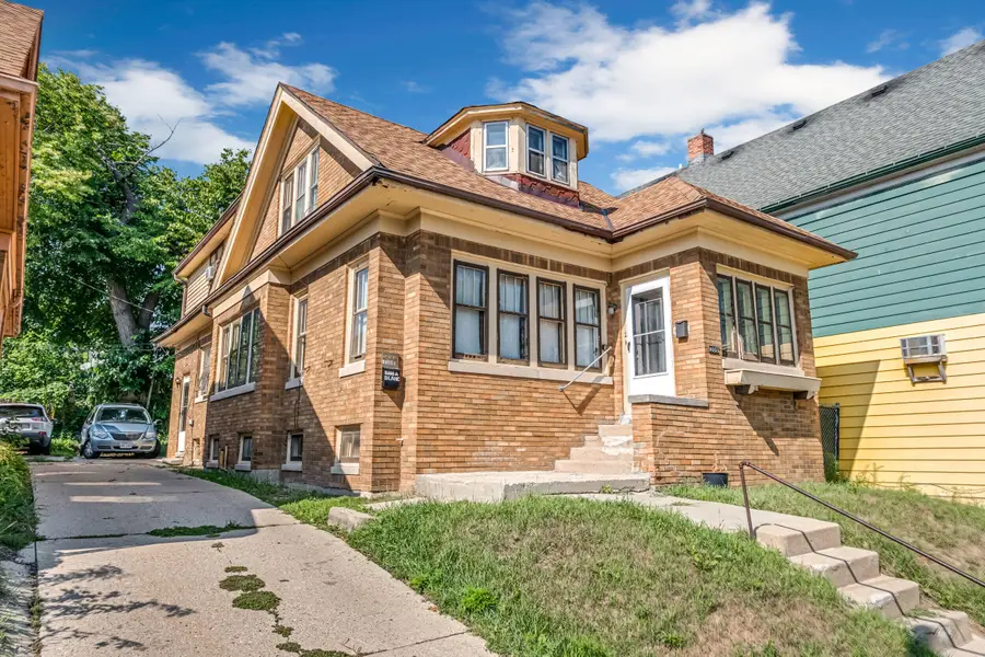 1306 W Keefe Ave, Milwaukee, WI 53206 - #2