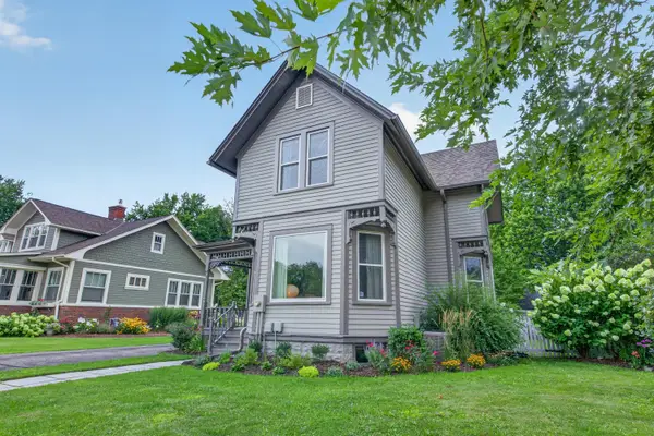 415 N Oakwood Ave, Oconomowoc, WI 53066