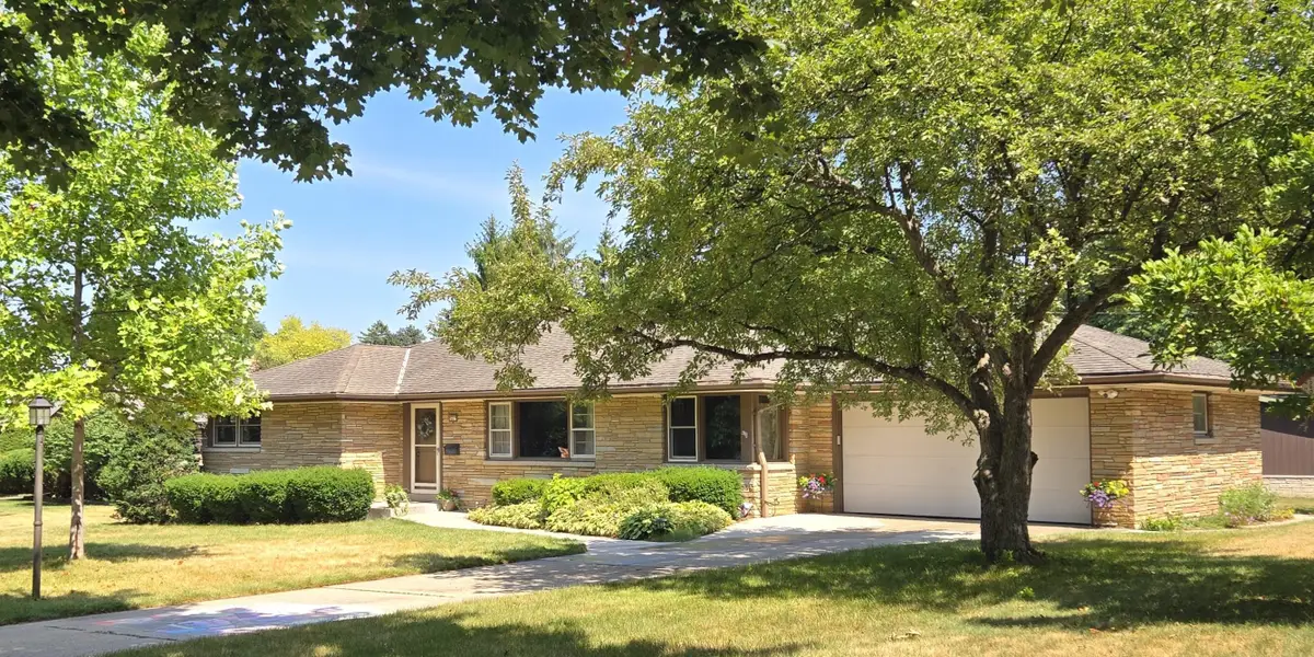 5617 W Jackson Park Dr, Milwaukee, WI 53219 - #1