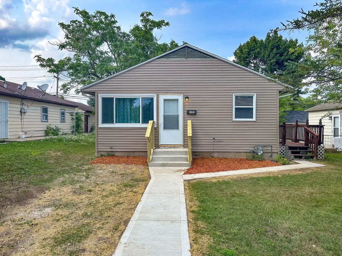 8208 W Keefe Ave, Milwaukee, WI 53222 - #1