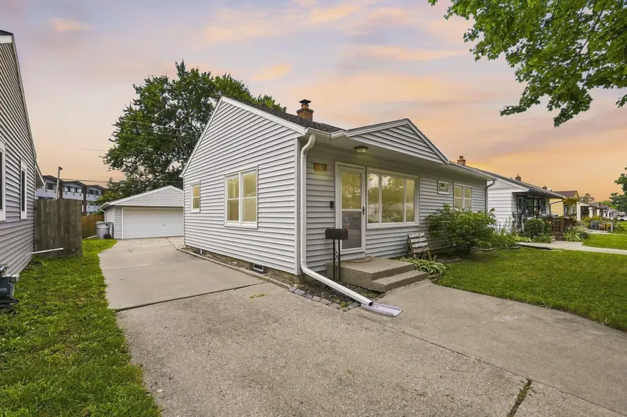 159 W Armour Ave, Milwaukee, WI 53207 - #2