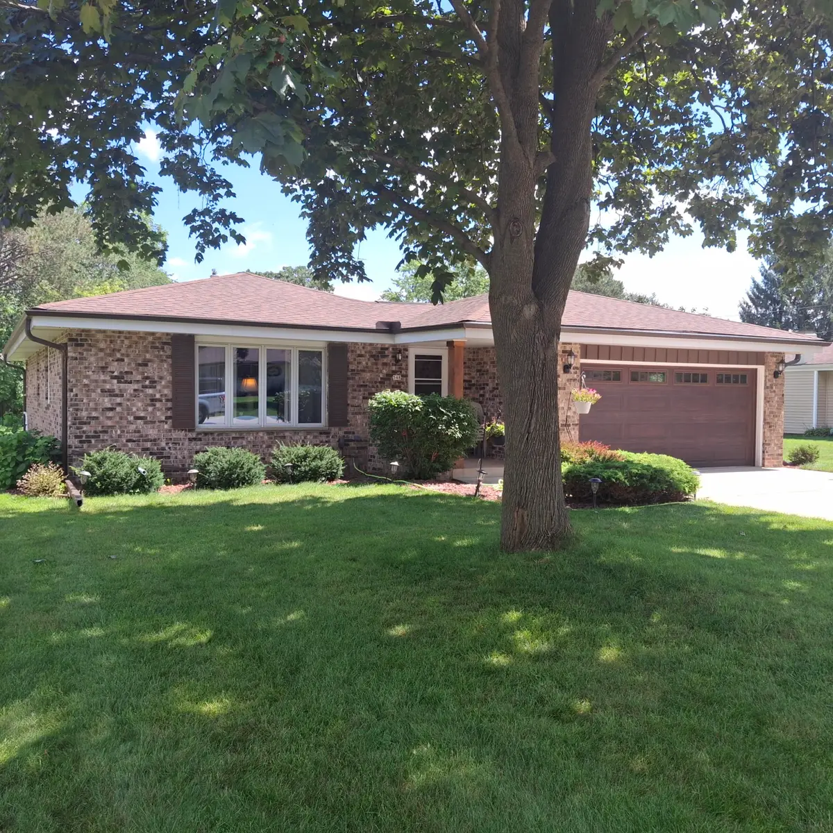 548 Oakwood Dr, Hartland, WI 53029 - #1