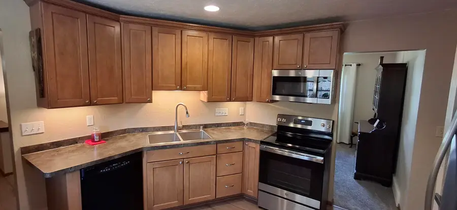 548 Oakwood Dr, Hartland, WI 53029 - #2