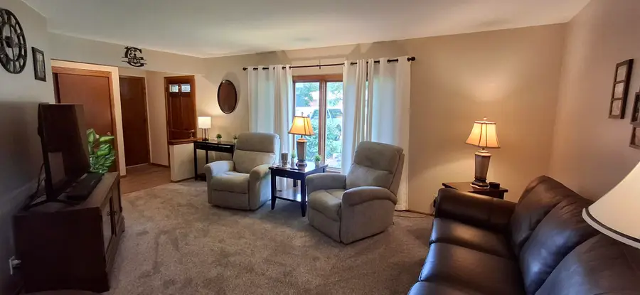 548 Oakwood Dr, Hartland, WI 53029 - #3