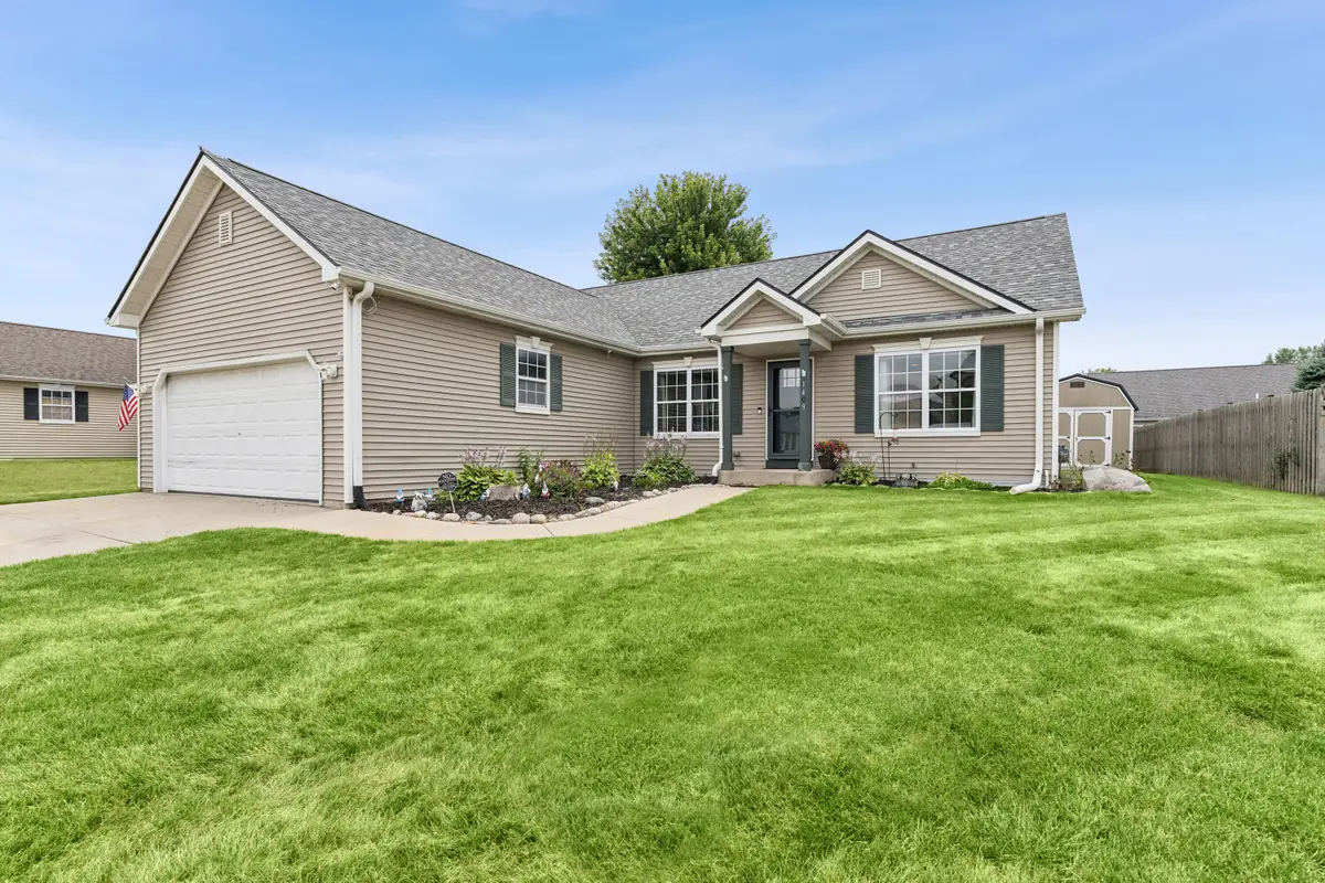 1409 E Pinecrest Ln, Elkhorn, WI 53121 - #1