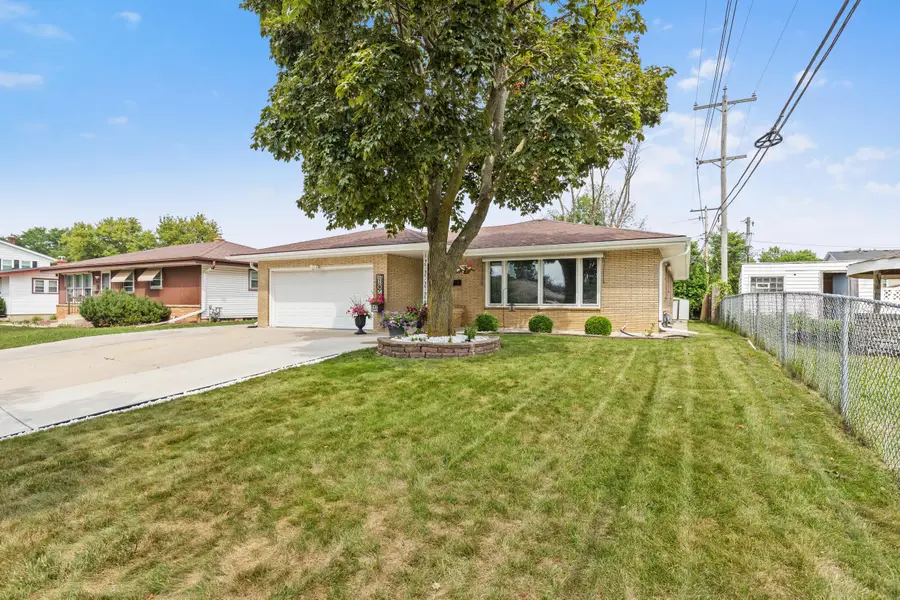5850 S 14th St, Milwaukee, WI 53221 - #2