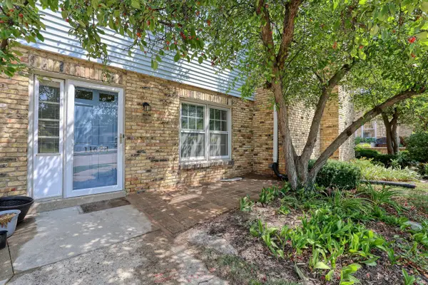 11624 W Bluemound Rd, Wauwatosa, WI 53226