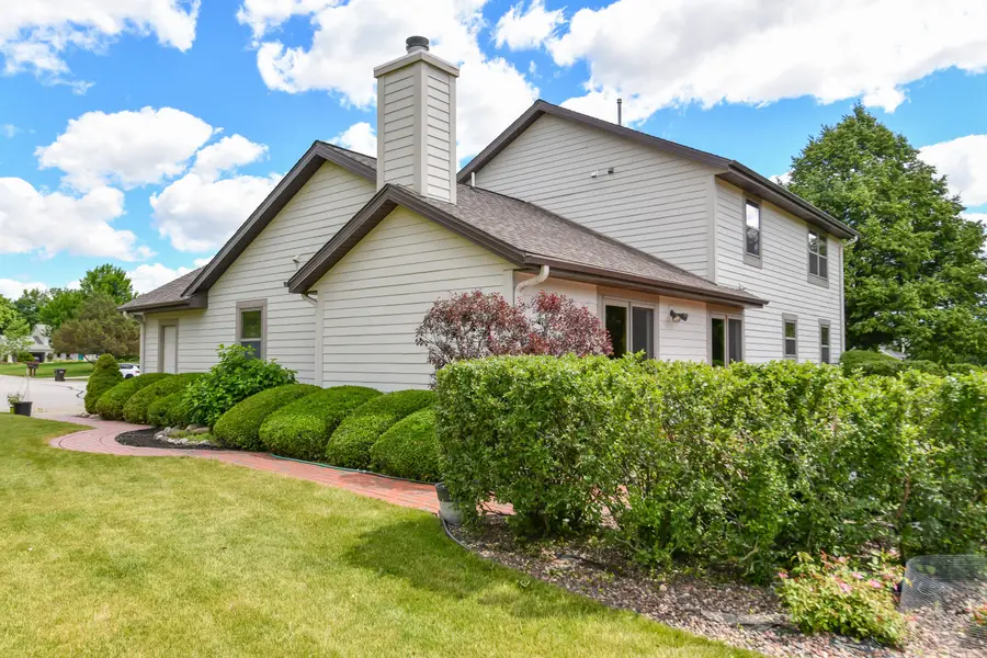 14335 W Meadowshire Ct, New Berlin, WI 53151 - #2