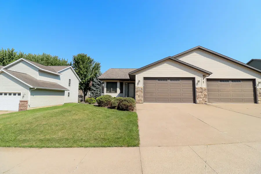 301 Crestwood Ln, Onalaska, WI 54650 - #2