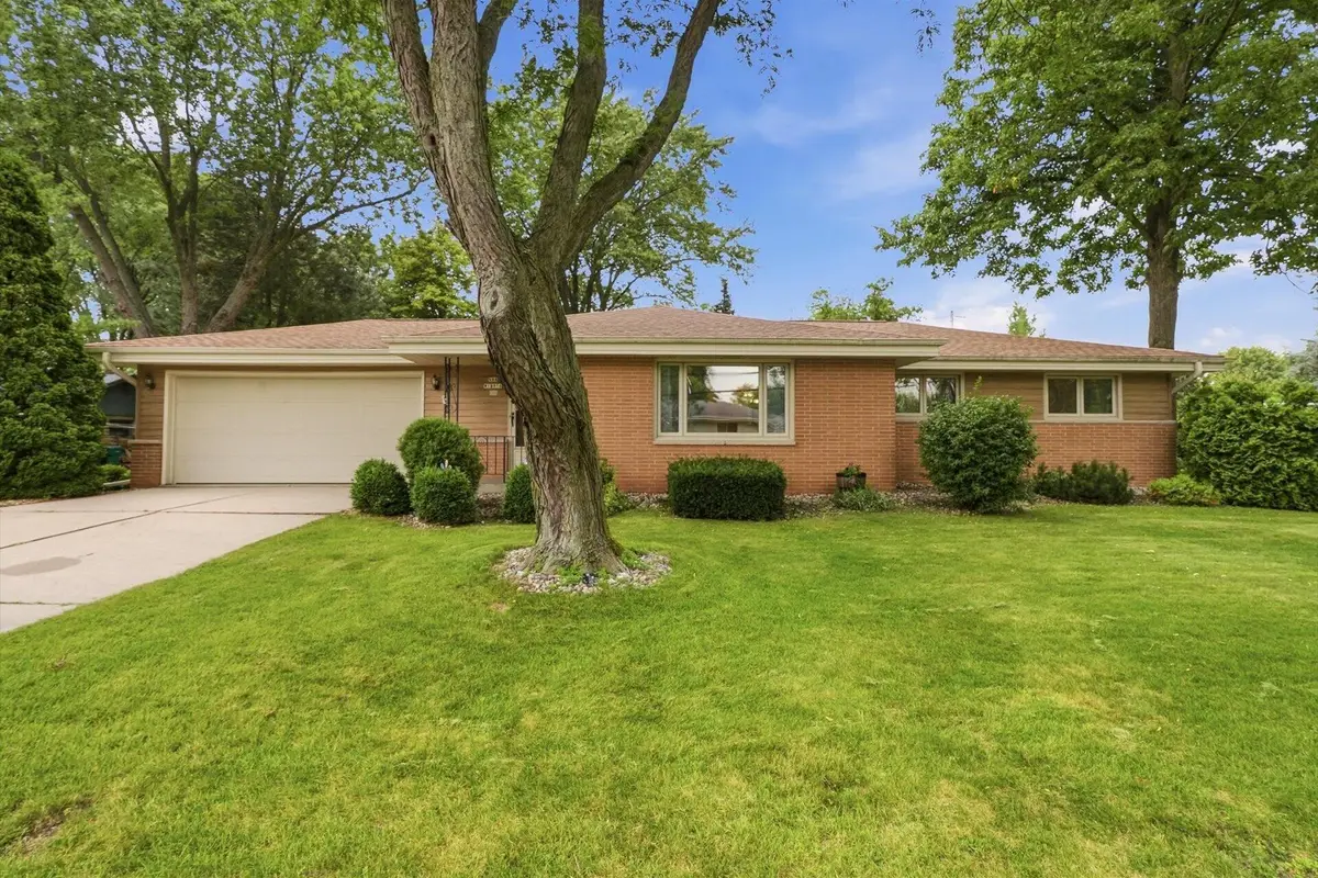 N88W18016 Christman Rd, Menomonee Falls, WI 53051 - #1