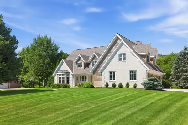N28W30219 Red Hawk Ct, Delafield, WI 53072