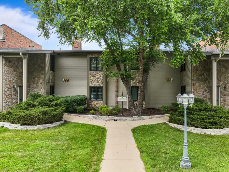 31 Abbey Villa Cir, Fontana, WI 53125 - #2