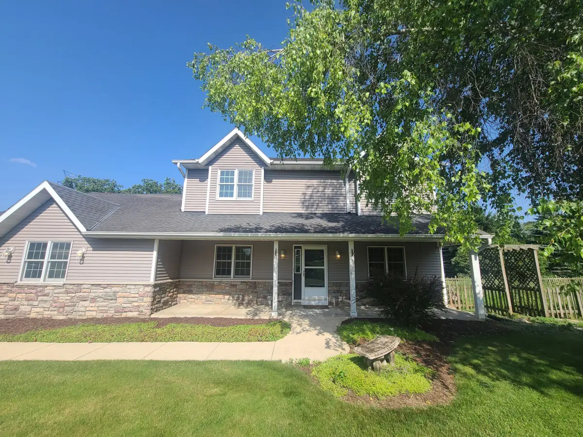 W220S3864 Crestview Dr, Waukesha, WI 53189 - #1